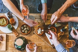 ...Et si vous lâchiez prise autour d’un verre ?