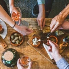 ...Et si vous lâchiez prise autour d’un verre ? illustration : ...Et si vous lâchiez prise autour d’un verre ?