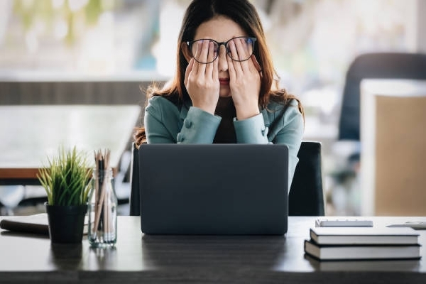Femme en burn-out_entreprise_STRESS
